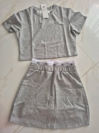 Conjunto Alo Yoga Crop Top y Falda Gris