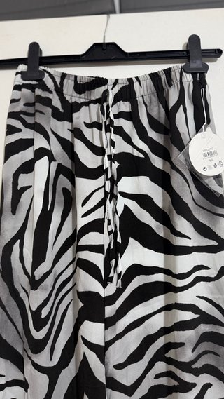 Pantalón ancho estampado cebra