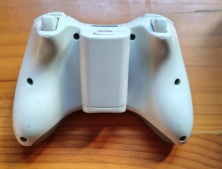 Xbox 360 blanca con mando y cables