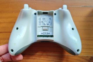 Xbox 360 blanca con mando y cables