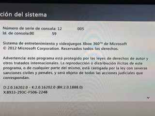 Xbox 360 blanca con mando y cables