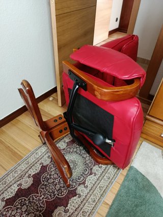 Sillón reclinable de cuero rojo