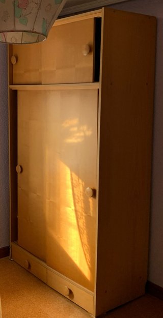 Armario de madera beige