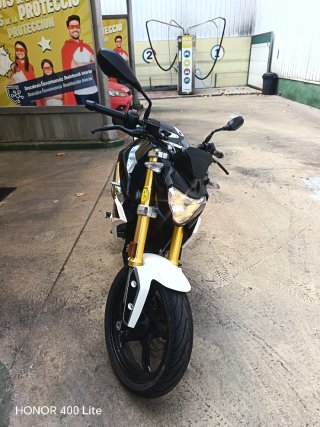 BMW G310R 2017 Negra y Blanca