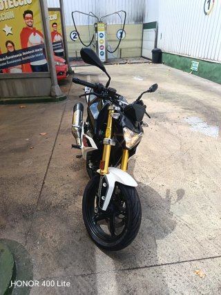 BMW G310R 2017 Negra y Blanca