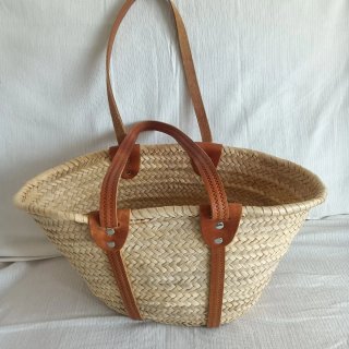 Capazo de mimbre con asas de cuero