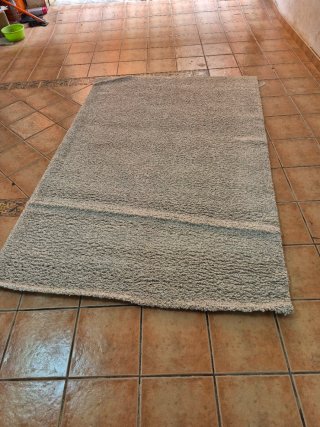 Alfombra beige y gris