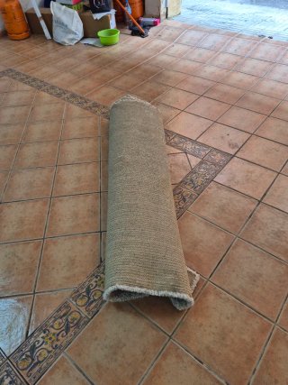 Alfombra beige y gris