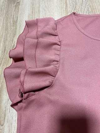Blusa rosa con mangas de volantes