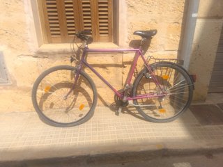 Bicicleta de ciudad morada