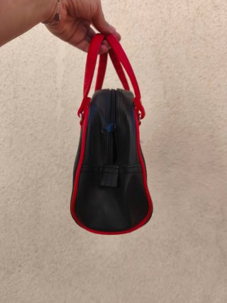 Bolso de mano Pucca negro y rojo
