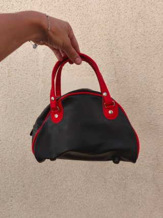 Bolso de mano Pucca negro y rojo