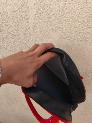 Bolso de mano Pucca negro y rojo