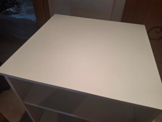 Librería Ikea con cajones rosa y blanco