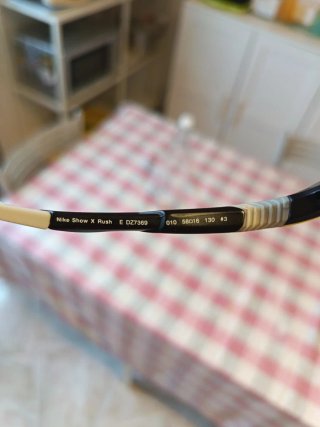 Occhiali sportivi Nike neri e gialli