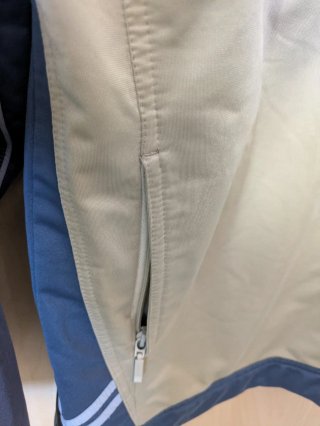 Sudadera beige y azul marca Sphere.