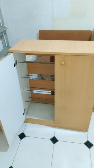Zapatero de madera y metal