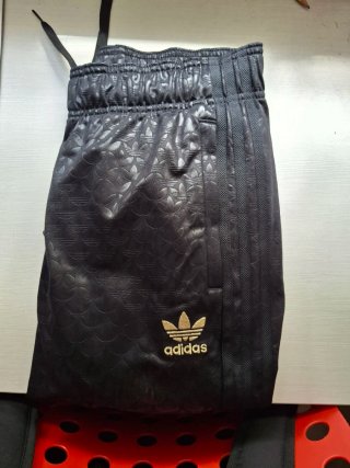 Conjunto Adidas Negro y Dorado