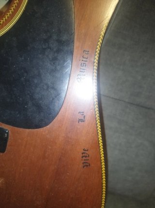 Guitarra Acústica Ventury.