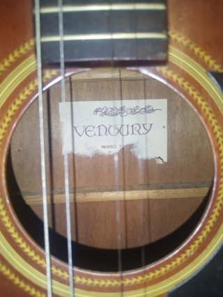 Guitarra Acústica Ventury.