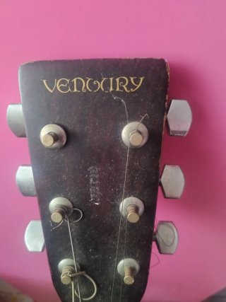 Guitarra Acústica Ventury.