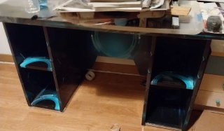 Mesa estudio/juegos madera es fuerte. negra y azul