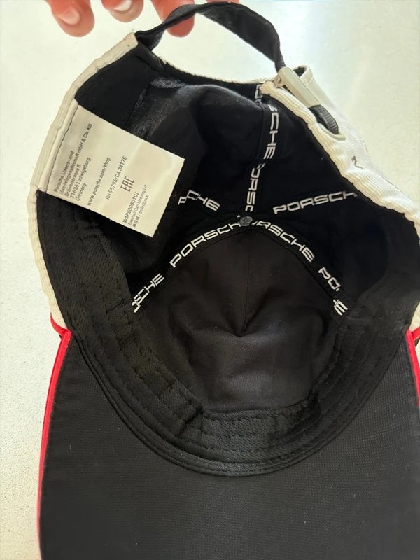 Gorra Porsche Motorsport Negra y Roja