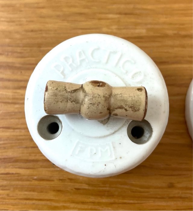 Interruptor Cerámica y Madera Antiguo