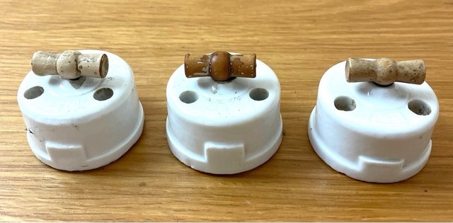 Interruptor Cerámica y Madera Antiguo