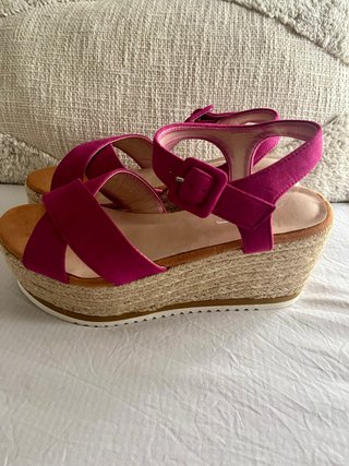 Sandalias cuña rosa fucsia