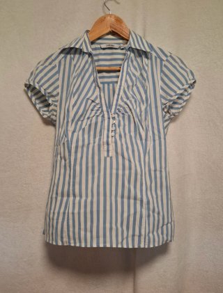 Blusa rayada azul y blanca