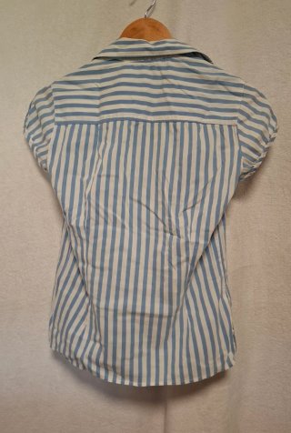 Blusa rayada azul y blanca