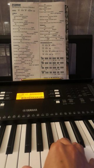 Yamaha PSR-E363 casi nuevo + soporte + banco GUIL