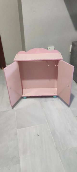 Armario de muñecas de madera rosa