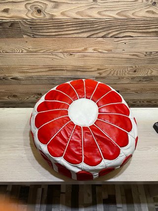 Pouf in pelle rossa e bianca