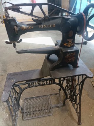 Máquina de coser cuero antigua