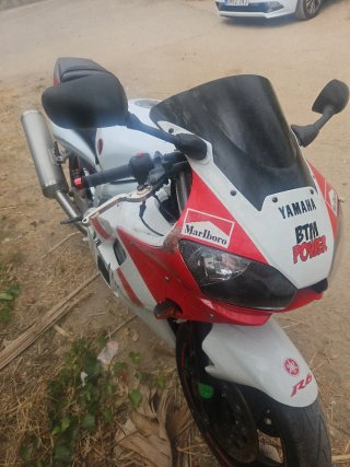 Yamaha R6 Sportbike Roja y Blanca