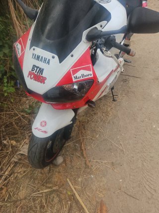 Yamaha R6 Sportbike Roja y Blanca
