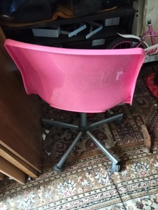 Silla giratoria rosa y gris