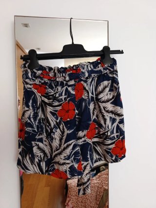 Pantalón corto estampado floral t. M (talla poco)