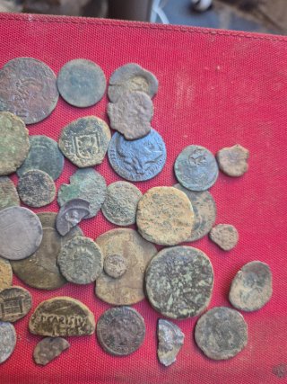 Lotto di antiche monete romane e spagnole