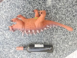 Dinosaurio de juguete marrón