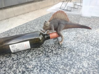Dinosaurio de juguete marrón