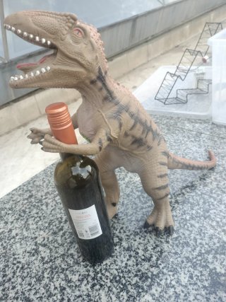Dinosaurio de juguete marrón