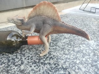 Dinosaurio de juguete marrón