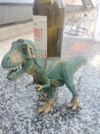 Dinosaurio de juguete marrón