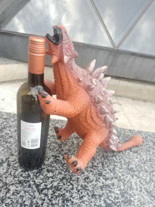 Dinosaurio de juguete marrón