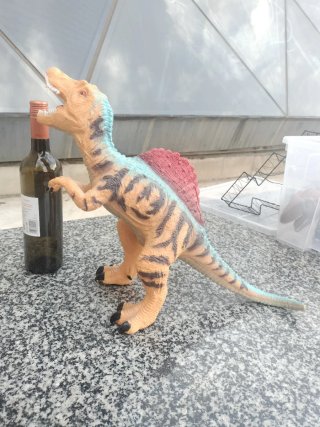 Dinosaurio de juguete marrón