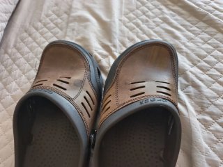Crocs Marrones y Grises