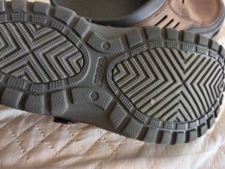 Crocs Marrones y Grises
